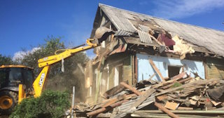 Промышленный демонтаж пристроек к дому в Кыштыме | Цены от 578 руб. за м2